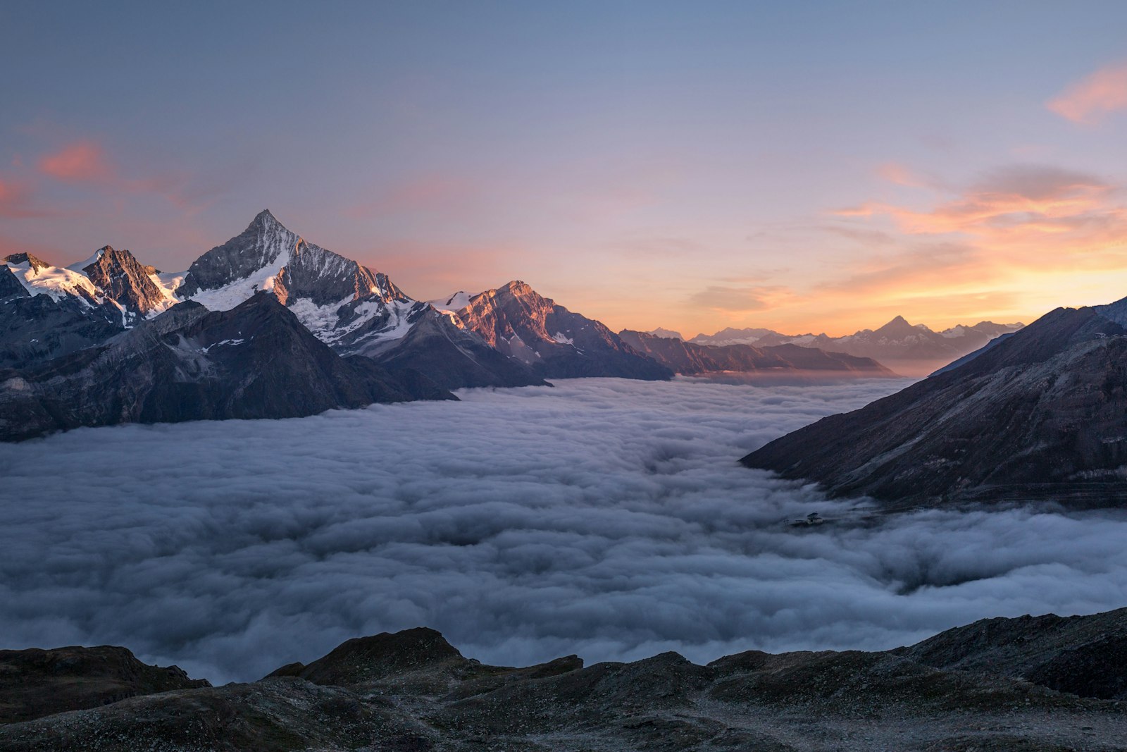 Schweizer Alpenpanorama mit Berggipfeln im Abendlicht